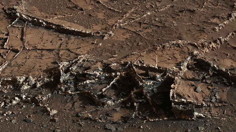 Mars rover Curiosity spots strange, 2-tone veins on planet’s surface