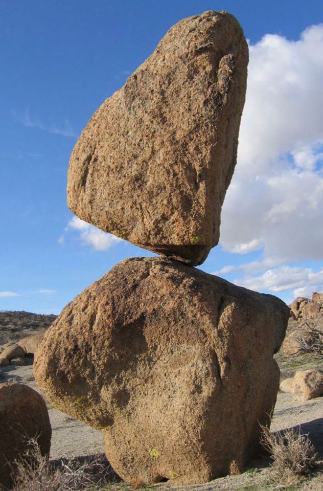 Por qué los terremotos no tumban estas rocas