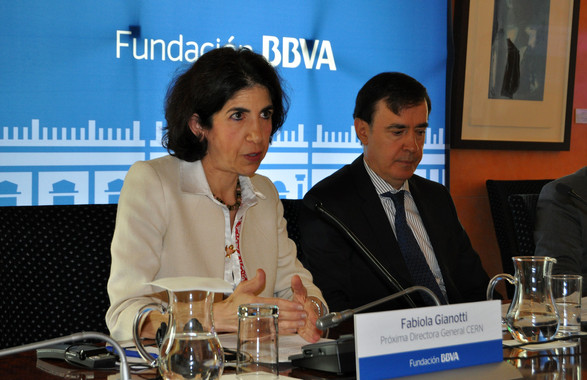 Fabiola Gianotti: “En el LHC podrían aparecer microagujeros negros”