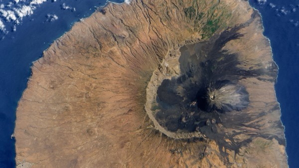 Ancient tsunami heaved 700-ton boulders over island cliffs