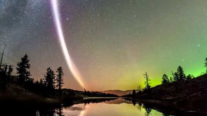 [:eu]Qué es la extraña columna de luz que irrumpió en el cielo de Canadá[:]