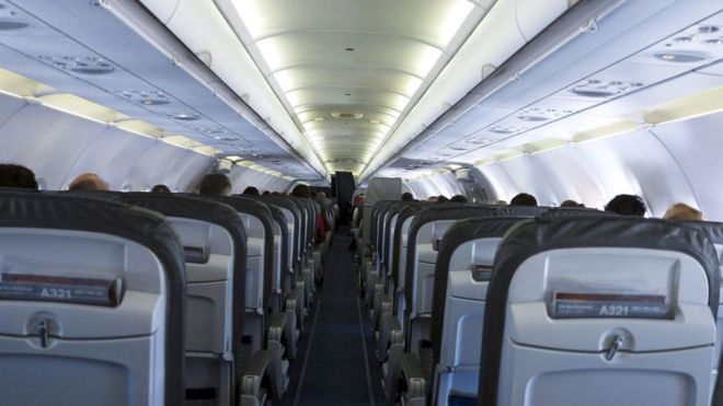 [:eu]¿Por qué en los aviones se bajan las luces de la cabina durante el despegue y aterrizaje?[:]