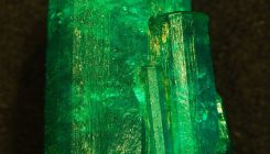 [:es]Precious Gems Bear Messages From Earth’s Molten Heart[:]