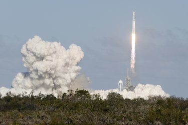 [:es]Falcon Heavy, in a Roar of Thunder, Carries SpaceX’s Ambition Into Orbit[:]