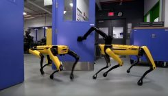 [:es]Los perros-robot de Boston Dynamics han aprendido a coordinarse y abrir puertas[:]