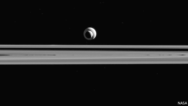 [:es]Saturn’s rings and several of its moons may be recent creations[:]