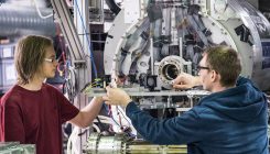 [:es]Atoms and antiatoms haven’t crashed Albert Einstein’s theory of relativity—yet[:]