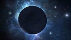 [:es]This Planet Is So Dark, Scientists Have to Guess What It Looks Like[:]