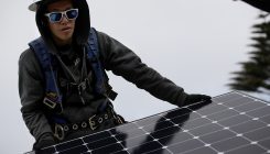 [:es]Promover los paneles solares en casa no es la política más inteligente[:]