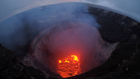 [:es]Un geólogo español en el volcán Kilauea: “¿Miedo? ¡Si es lo mejor que me ha pasado!”[:]