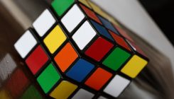 [:es]Un nuevo enfoque de IA resuelve un cubo de Rubik sin ayuda humana[:]