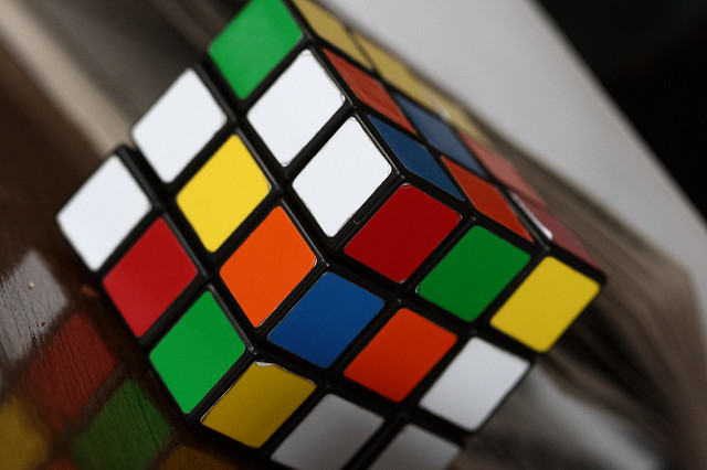 [:es]Un nuevo enfoque de IA resuelve un cubo de Rubik sin ayuda humana[:]