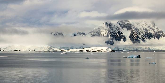[:es]Hiru bilioi tona izotz urtu dira Antartikan 25 urtetan[:]