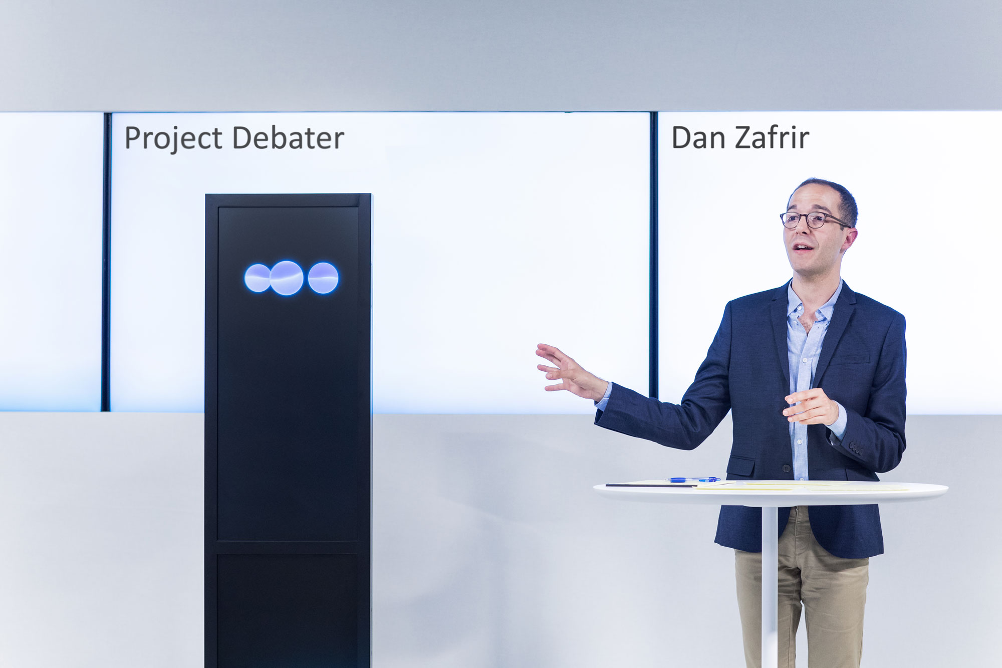 [:es]La nueva IA de IBM gana debates aunque no entiende sus argumentos[:]