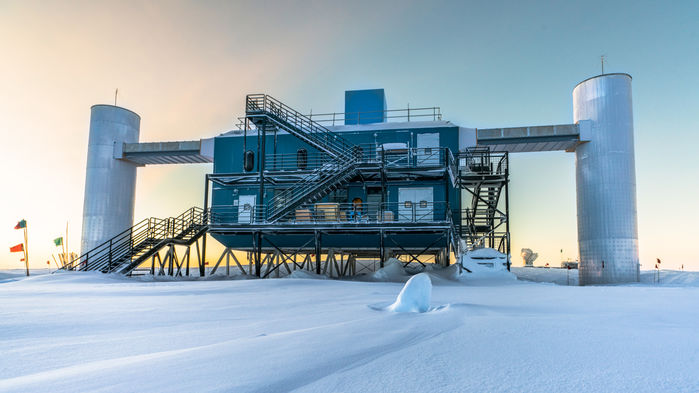 [:es]Ghostly particle caught in polar ice ushers in new way to look at the universe[:]