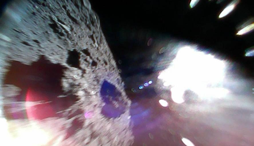 [:es]Asteroide batean bi ibilgailu jarri ditu Japoniako espazio-agentziak[:]