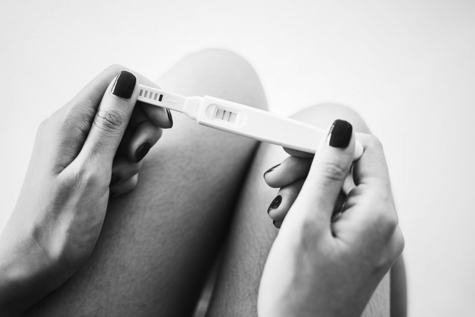 [:es]La curiosa historia de los test de embarazo: de los métodos egipcios al “palito” de las farmacias[:]