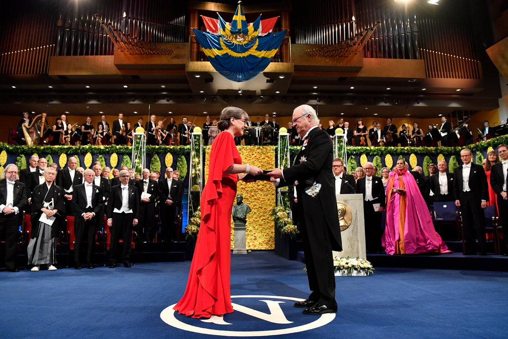 [:es]Women in Rare Company Accept Nobel Prizes in Physics and Chemistry[:]