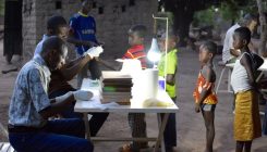 [:es]La malaria mata y empobrece: así intentamos acabar con ella desde África[:]