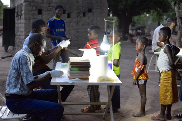 [:es]La malaria mata y empobrece: así intentamos acabar con ella desde África[:]