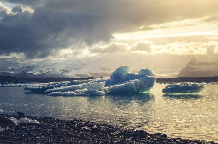 [:es]La fusión submarina de los glaciares está siendo más rápida de lo que creíamos[:]