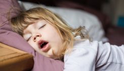 [:es] El curioso caso de la familia que era feliz durmiendo cuatro horas al día[:]