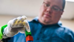 [:es]Minimuscles let amputees control a robot hand with their minds[:]