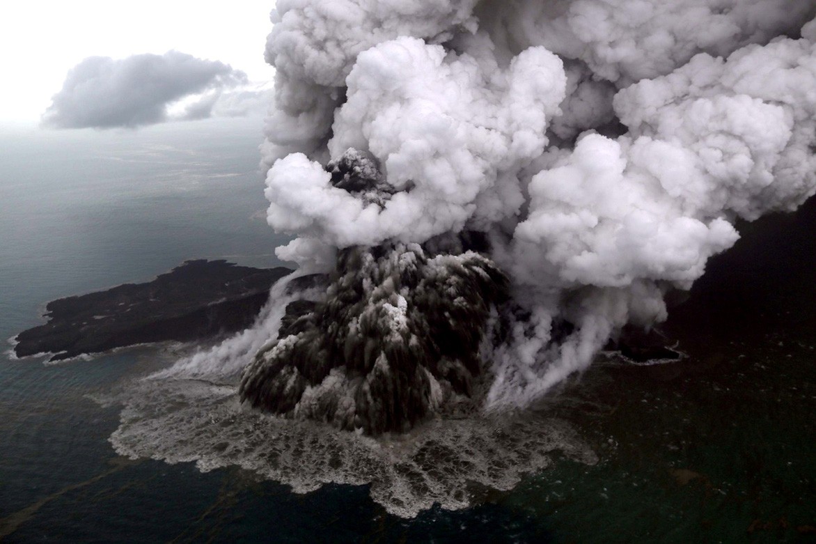 [:es]The new science of volcanoes harnesses AI, satellites and gas sensors to forecast eruptions[:]