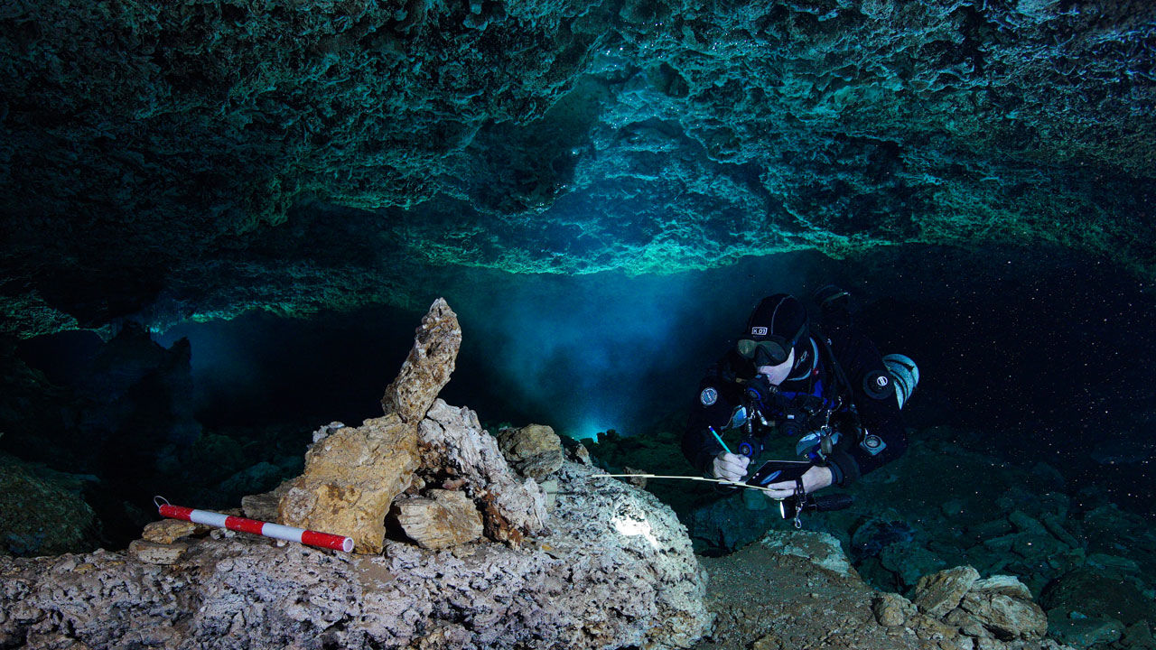 [:es]Underwater caves in Mexico preserve one of the world’s oldest ochre mines[:]