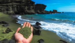 [:es]Capturar billones de toneladas de CO2 poniendo arena verde en la playa[:]