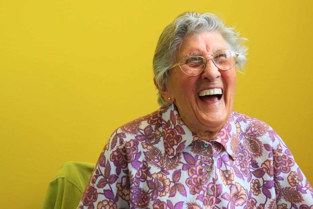 [:es]Así funciona el mito de la gente que llega a muy vieja pero que no se plegó a los hábitos saludables[:]