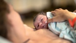 [:es]Eating a tiny bit of mom’s poop could give C-section babies an immune ‘primer’[:]