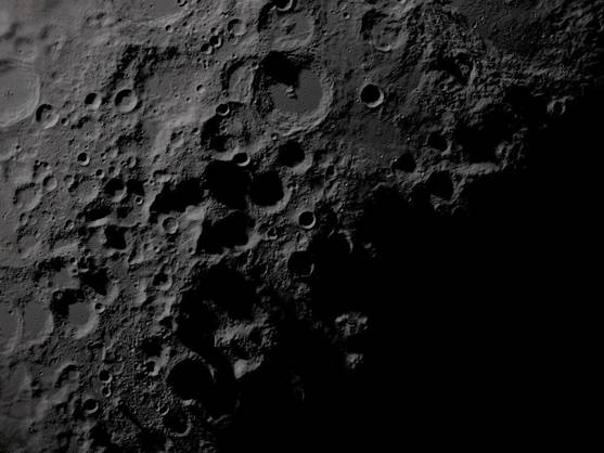 [:es]China descubre más de 100.000 cráteres de hace 4 millones de años sobre la Luna[:]