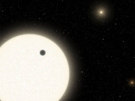 [:es]KOI-5Ab, el «resucitado» planeta con tres estrellas[:]