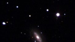 [:es]¿Por qué se mueve el agujero negro supermasivo de la galaxia J0437+2456?[:]
