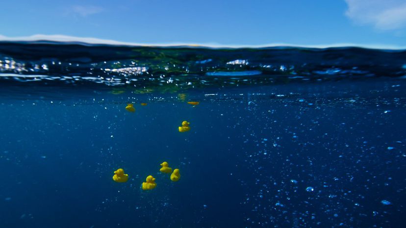 [:es]Cuatro matemáticos demuestran que era imposible predecir el destino de 29.000 patitos de goma en el mar[:]