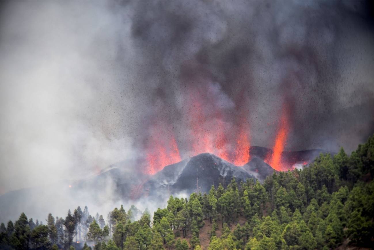 [:es]Magma, piroclastos y bocas: guía rápida sobre la actividad volcánica en Canarias[:]