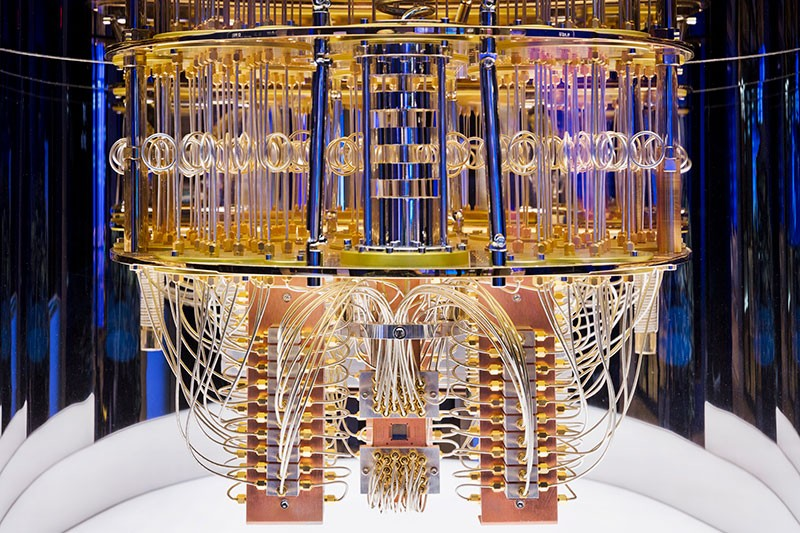 [:es]First quantum computer to pack 100 qubits enters crowded race[:]