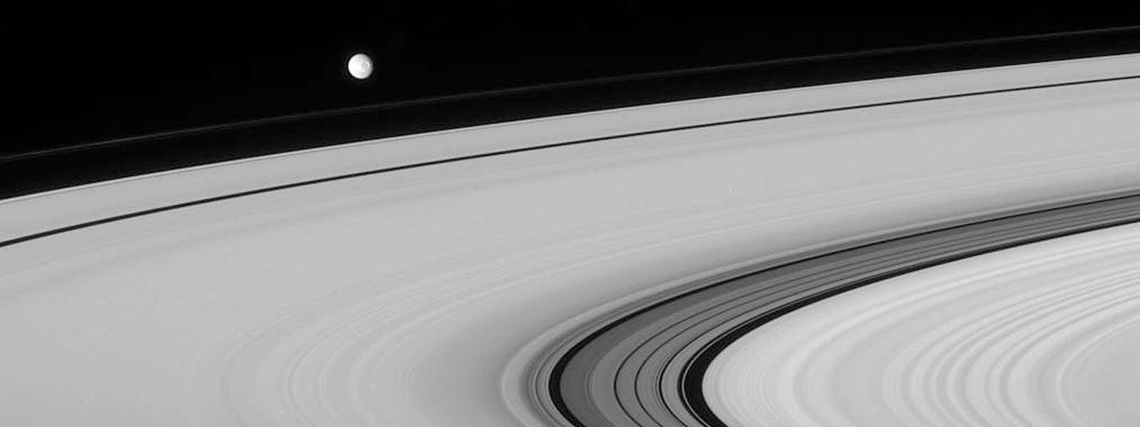 La luna Mimas de Saturno podría esconder un océano sorprendentemente joven