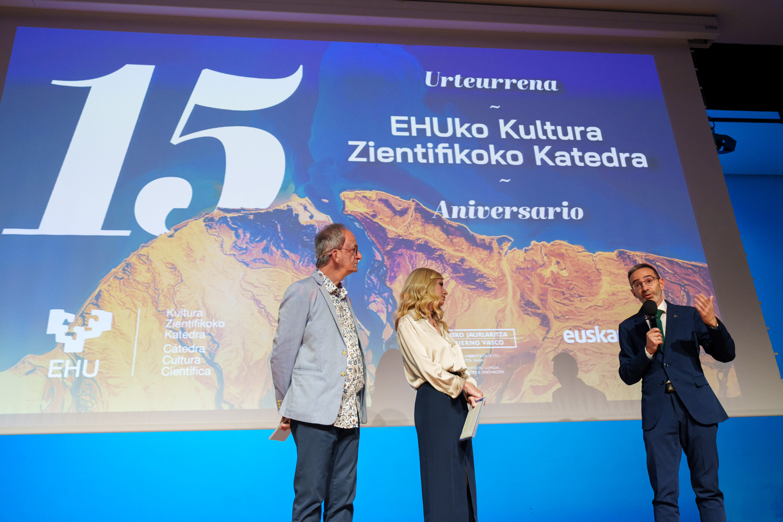 EHUko Kultura Zientifikoko Katedrak jarduera biziko urtea ixten du, bere 15. urteurrenari amaiera bikaina emanez