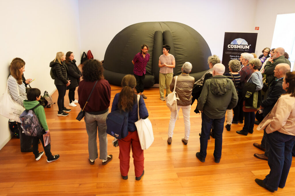 Más de 700 personas se reúnen en Bilbao para conocer la ciencia del eclipse solar de agosto